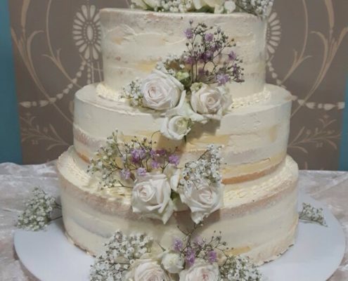 Semi naked cake mit Rosenbouquet