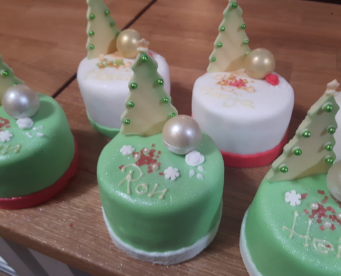 Kleine Cremetörtchen als Dessert zu Weihnachten