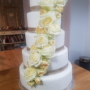 Hochzeitstorte mit Rosenbouquet