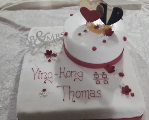 Hochzeitstorte mit Zuckeraufsatz