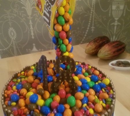 Torte mit schwebender Dekoration