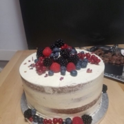 Semi naked cake zur Hochzeit mit Beerenbouquet
