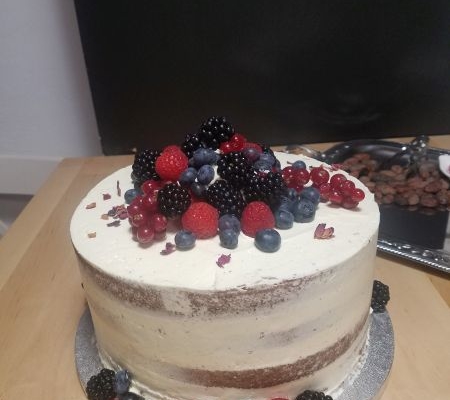 Semi naked cake zur Hochzeit mit Beerenbouquet