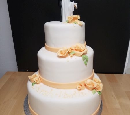 Hochzeitstorte mit zartem Blumendekor und Porzelan-Brautpaar