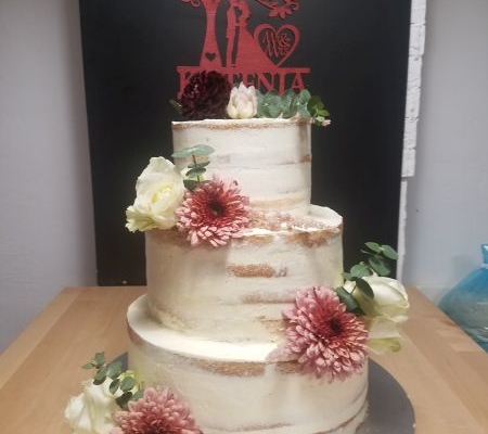 Hochzeitstorte semi naked cake mit Blumendekor und Caketopper.
