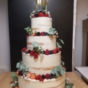 Hochzeitstorte mit Beeren und Eukalyptus