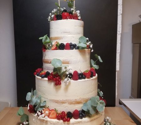 Hochzeitstorte mit Beeren und Eukalyptus