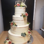 Hochzeitstorte mit Feigen und Rosen