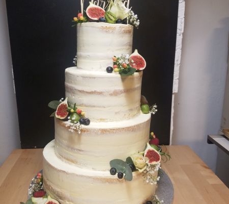 Hochzeitstorte mit Feigen und Rosen