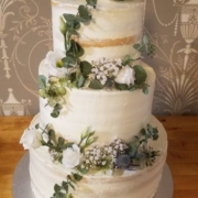 Hochzeitstorte mit Blumenranke